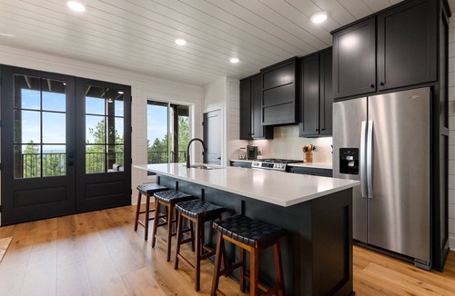 Broken Bow Cabin | Breathtaking Mountain Views-Hot Tub/Luxe Firepit/Daybed Swing & Slide- New Cabin