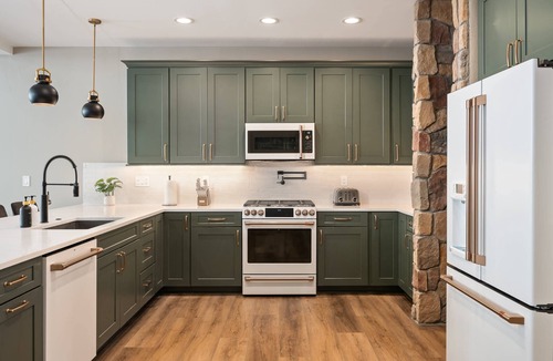 Granby House | Breathtaking Mountain Manor, Huge Deck w/Hot Tub, Everything High End and New, 1 Mile to Ski Slopes