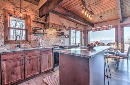 Andover House | Breathtaking Mountain Views and Sunsets, fully renovated, luxury VT retreat,