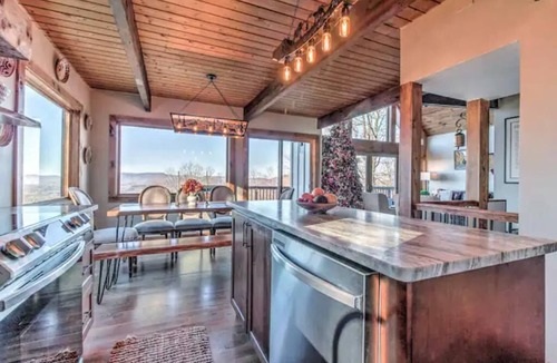 Andover House | Breathtaking Mountain Views and Sunsets, fully renovated, luxury VT retreat,