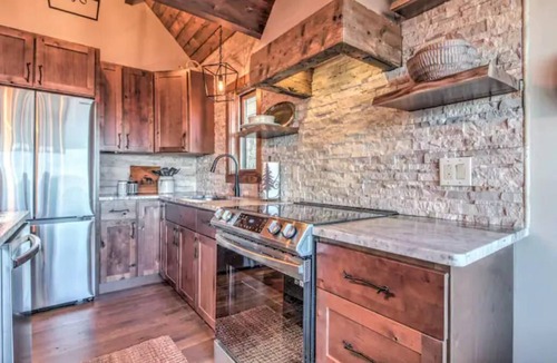 Andover House | Breathtaking Mountain Views and Sunsets, fully renovated, luxury VT retreat,
