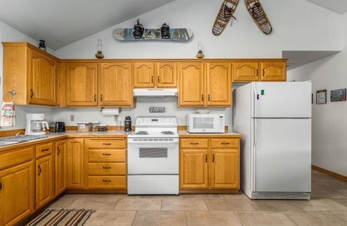 Kellogg Condo | Breathtaking Mountain View Townhouse by the River