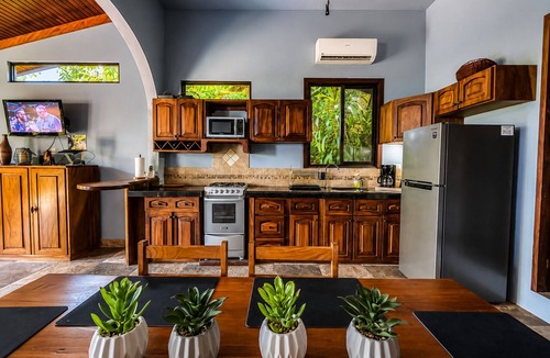 Manuel Antonio Condo | Breathtaking Ocean Vistas, Jungle Bliss, Walk to Eateries & Beach, Fast Internet