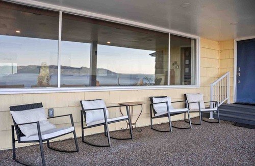 Astoria House | Breathtaking Panoramic Views of the Columbia River and Bridge, Pet Friendly, Open Layout, Great Deck