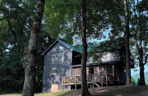 Boswell House | Breathtaking river stay: 3 bedrooms, big views, and pure mountain quiet.