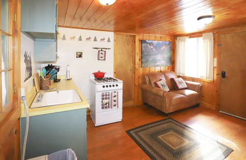 Estes Park House | Breathtaking Riverfront Cabin/Hot Tub - Rainbow