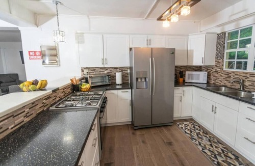 Mahaut Apartment | Breathtaking Seafront, 5 bdrm Guesthouse in Jimmit. Perfect for groups.