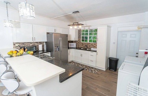 Mahaut Apartment | Breathtaking Seafront, 5 bdrm Guesthouse in Jimmit. Perfect for groups.