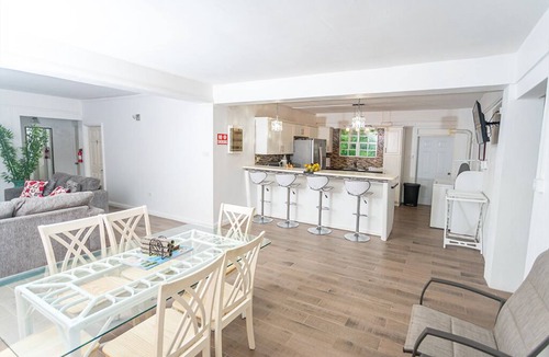 Mahaut Apartment | Breathtaking Seafront, 5 bdrm Guesthouse in Jimmit. Perfect for groups.