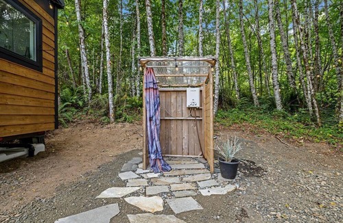 Littlerock Cabin | Breathtaking Tiny House with Jacuzzi and Outdoor Shower in Washington