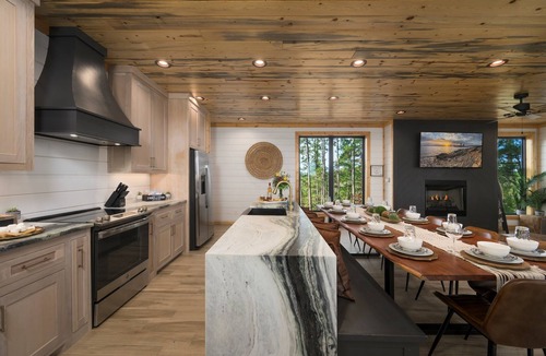 Broken Bow Cabin | Breathtaking views, hot tub, heated pool