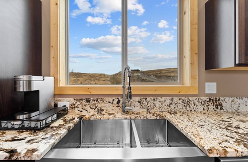 Brewster House | Breathtaking Views. Ski Loup Loup. Wine, Hike, Fish, Explore. Golf Gamble Sands.