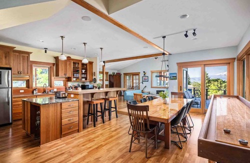 White Salmon House | Breathtaking Views of Mt. Hood and Columbia Gorge, Huge Deck, Shuffleboard, Ping Pong, Trampoline