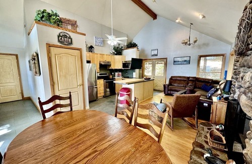 Edgemont Cabin | Breathtaking Wooden Cabin with Great Sights in Edgemont, Arkansas