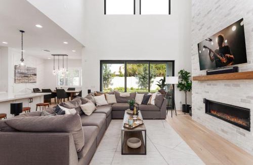 Wilshire Terrace House | Breeze - Sparkling Pool - Mins to Old Town