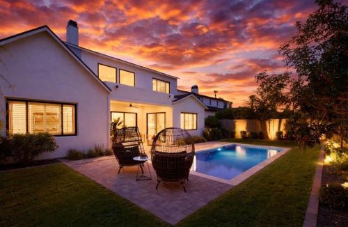 Wilshire Terrace House | Breeze - Sparkling Pool - Mins to Old Town