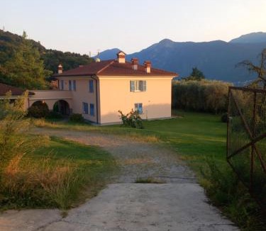 Lierna Villa | Breezeway home 2