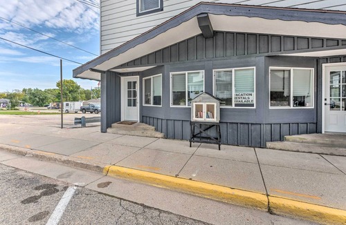 Williams Bay Apartment | Breezy-Chic Apartment - Steps to Geneva Lake!