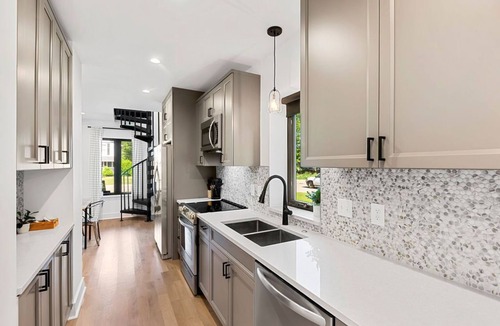 Three Oaks House | Breezy Chic: Fresh Spring Vibes at The Modern Oak walkable to town!
