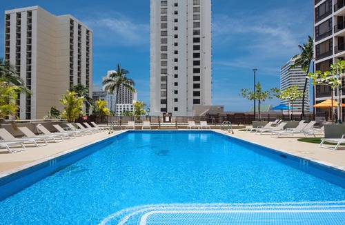 Waikiki Apartment | Breezy condo with ocean views & beach essentials