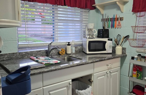 Maunalani Heights Apartment | Breezy cool, cozy, & quiet, furn 1 bedroom, top of upscale Kaimuki. Ocean view,