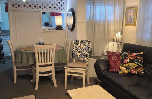 Maunalani Heights Apartment | Breezy cool, cozy, & quiet, furn 1 bedroom, top of upscale Kaimuki. Ocean view,