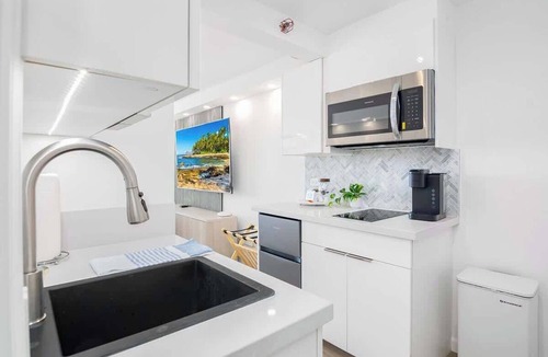Waikiki Condo | Breezy studio w/private lanai & beach essentials