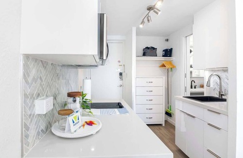 Waikiki Condo | Breezy studio w/private lanai & beach essentials
