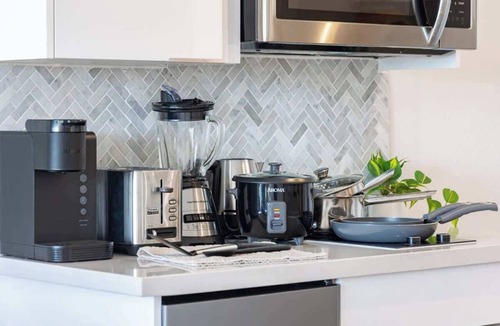 Waikiki Condo | Breezy studio w/private lanai & beach essentials