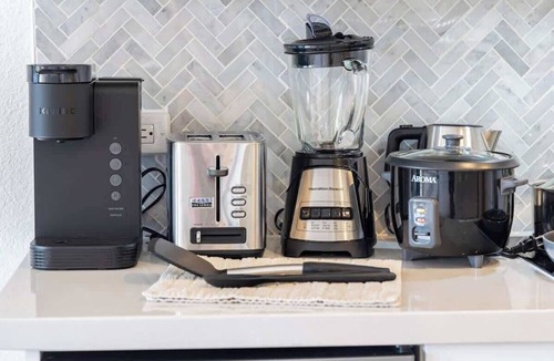 Waikiki Condo | Breezy studio w/private lanai & beach essentials