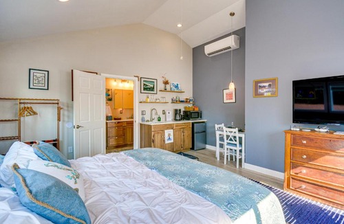 West Hills Apartment | Bremerton Studio w/Bay View: Beach Access!