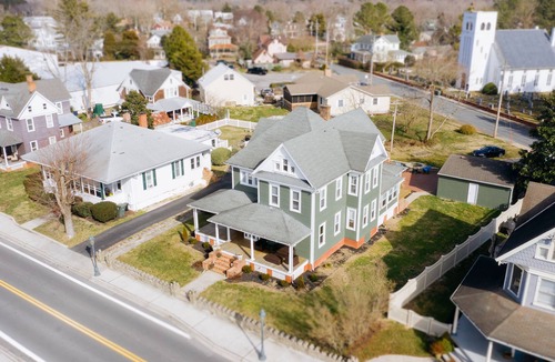 Berlin House | Brewhouse on Main - sleeps 10 - walk to downtown shops / bars / town events.