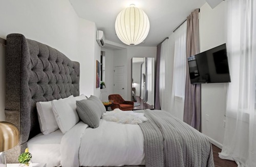 Downtown Baltimore Hotel | Brexton Hotel | Bright & Beautiful Studio