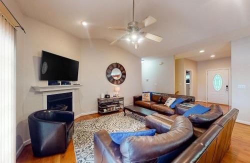 Westlake Corner House | Briarcliff - 3000 sq ft waterfront home w/private dock, 2 kitchens & pool table