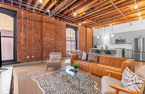Downtown St. Louis Apartment | Brick & Bed - 2B/2B Spacious Riverfront Loft