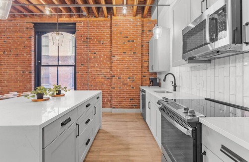 Downtown St. Louis Apartment | Brick & Bed - 2B/2B Spacious Riverfront Loft
