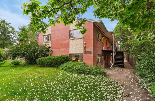 Old Town Condo | Brick Suite | Bright & Bold Retreat Near Old Town