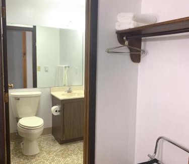 Tomahawk House | Bridge Inn Tomahawk -1st Floor, 2 Queen Size Bed, Walkout, River View