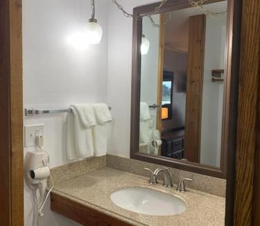 Tomahawk House | Bridge Inn Tomahawk -1st Floor, 2 Queen Size Bed, Walkout, River View