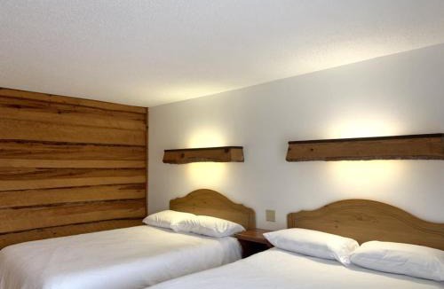 Tomahawk House | Bridge Inn Tomahawk - Room 107, 2 Queen Beds, Pet Friendly, Laminate Wood Flooring , Walkout, River View