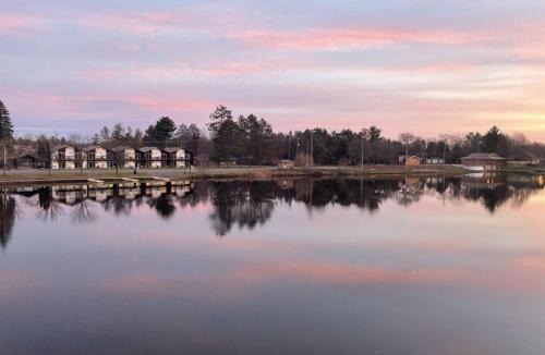 Tomahawk House | Bridge Inn Tomahawk - Room 107, 2 Queen Beds, Pet Friendly, Laminate Wood Flooring , Walkout, River View