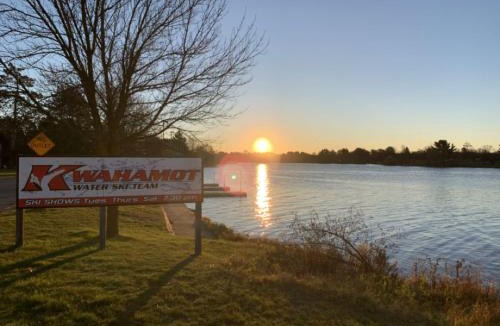 Tomahawk House | Bridge Inn Tomhawk - 2nd Floor, 1 King Size Bed, Balcony, River View