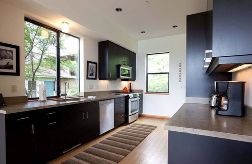 Hood River Condo | Bridge View Loft - Modern, Amazing Views, Walk to Downtown