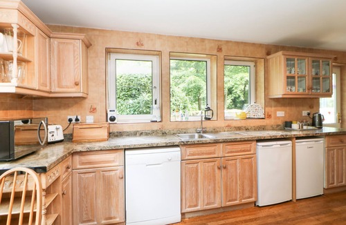 Richmond Cottage | BRIDGEDOWN HOUSE, pet friendly, with a garden in Richmond