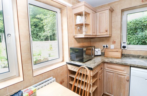 Richmond Cottage | BRIDGEDOWN HOUSE, pet friendly, with a garden in Richmond