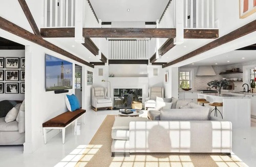 Bridgehampton House | Bridgehampton Luxe Designer Farmhouse - your high-end home away in the Hamptons!