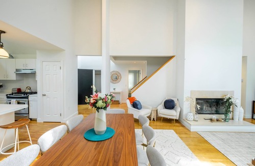 Bridgehampton House | Bridgehampton Private Rd Fireplace Heated Pool Close to Beach & Town Center 3BR