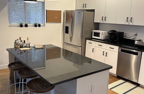 Bridgehampton House | Bridgehampton Private Rd Fireplace Heated Pool Close to Beach & Town Center 3BR