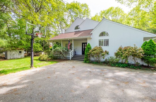 Bridgehampton House | Bridgehampton Private Rd Fireplace Heated Pool Close to Beach & Town Center 3BR