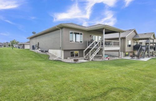 Arnolds Park Villa | Bridges Bay Vacation Cabin 185